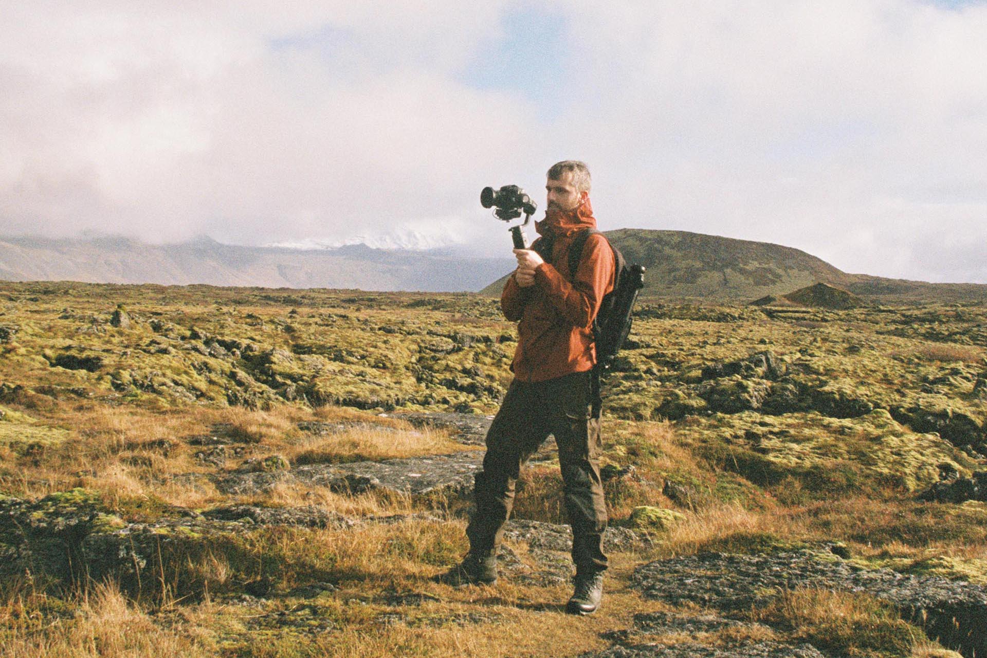 Fabian de Vries hiking with a camera